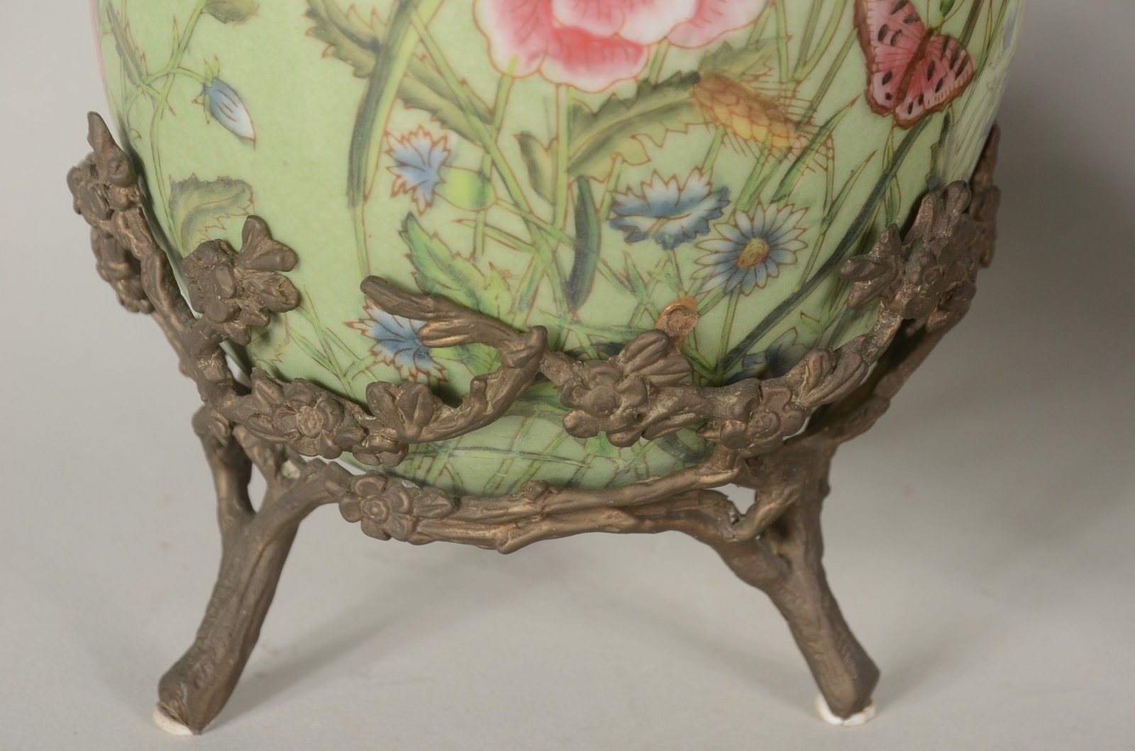 Par de ovos/Pinha de porcelana com borboletas e flores em policromia... - foto 5 de 7