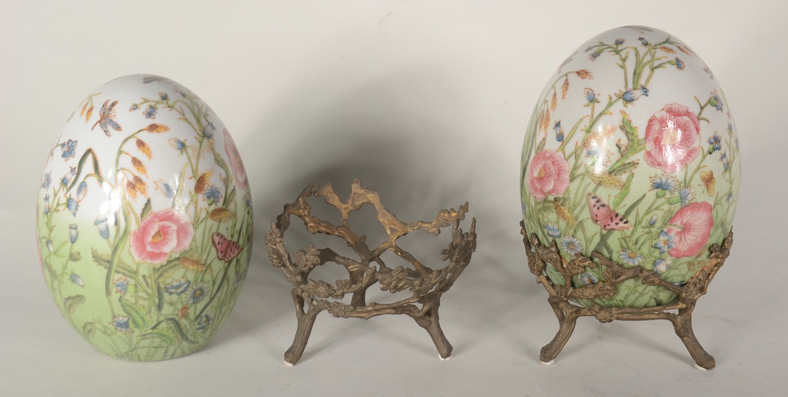 Par de ovos/Pinha de porcelana com borboletas e flores em policromia... - foto 6 de 7