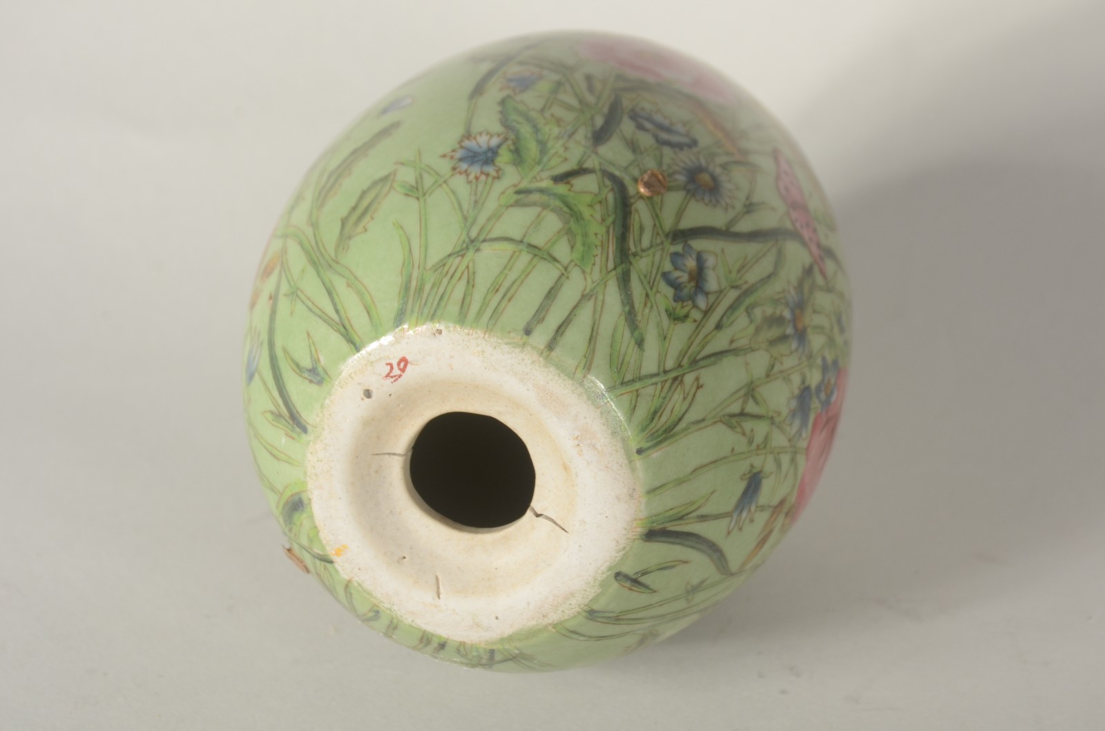 Par de ovos/Pinha de porcelana com borboletas e flores em policromia... - foto 7 de 7