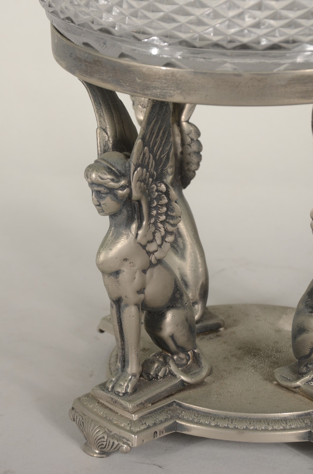 Centro de mesa de metal prateado, base com quatro figuras aladas... - foto 4 de 7