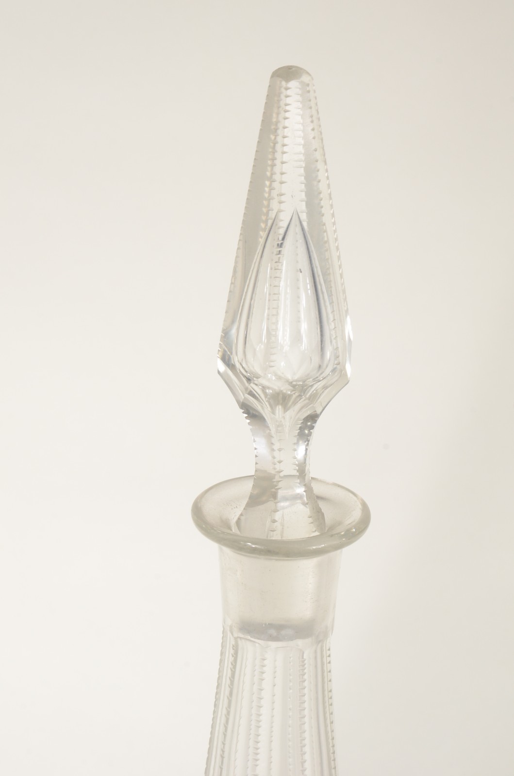 Duas garrafas de cristal lapidadas. - foto 4 de 10