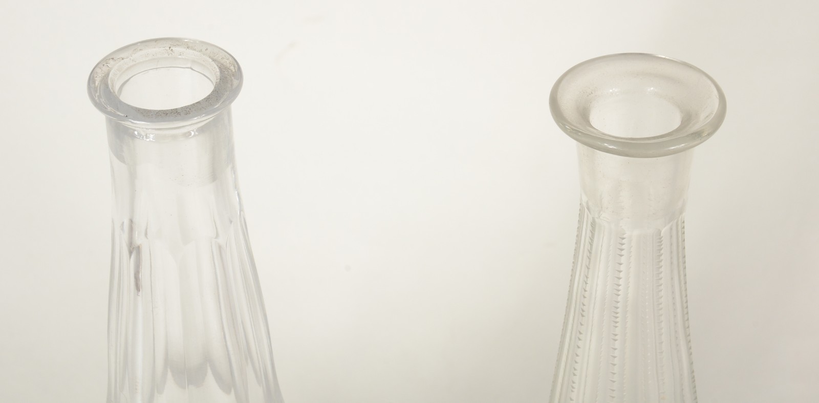 Duas garrafas de cristal lapidadas. - foto 6 de 10