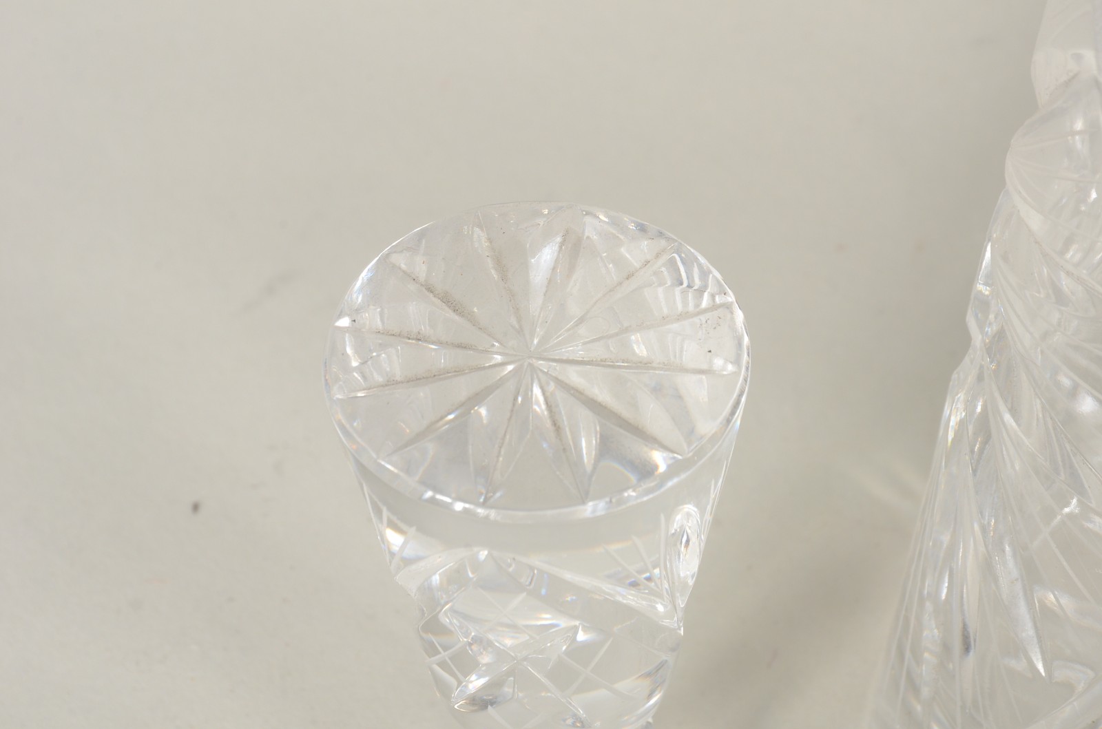 Duas garrafas de cristal lapidadas. - foto 7 de 10