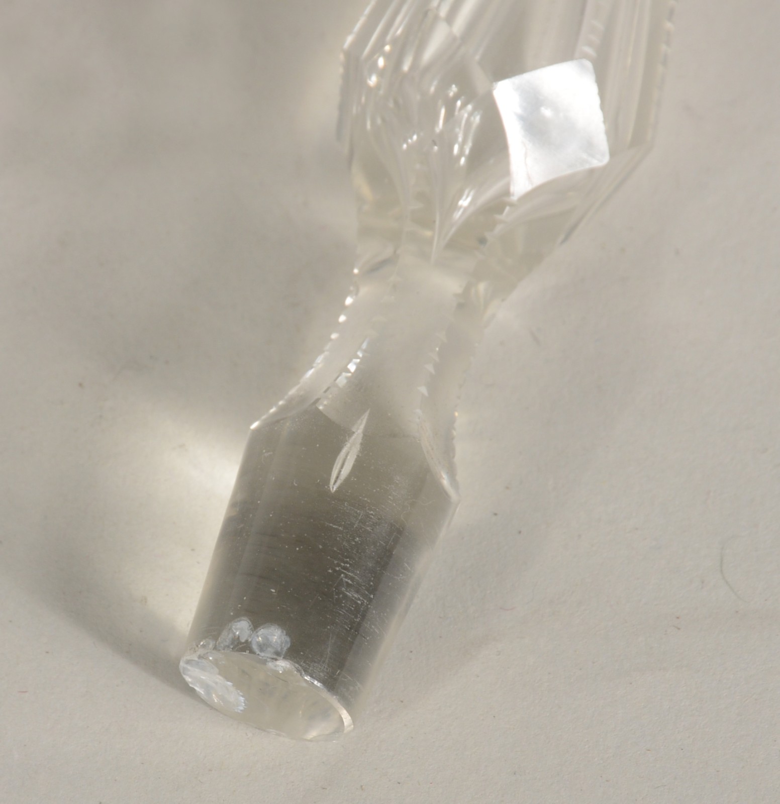Duas garrafas de cristal lapidadas. - foto 9 de 10
