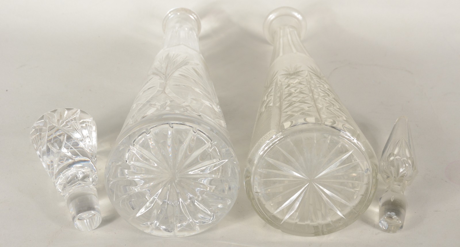 Duas garrafas de cristal lapidadas. - foto 10 de 10