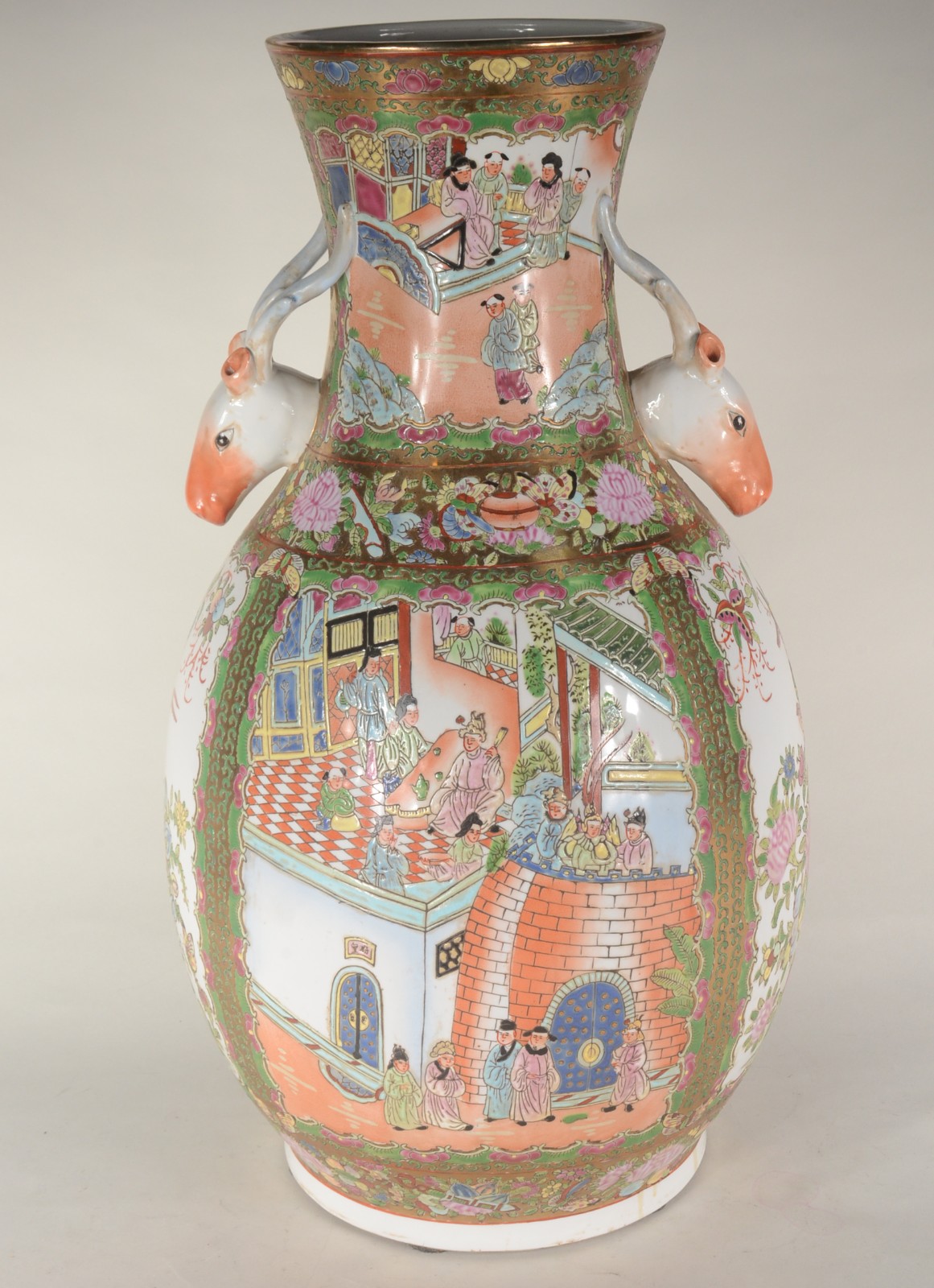 Vaso de porcelana oriental decorado com figuras em policromia, pegas... - foto 1 de 9