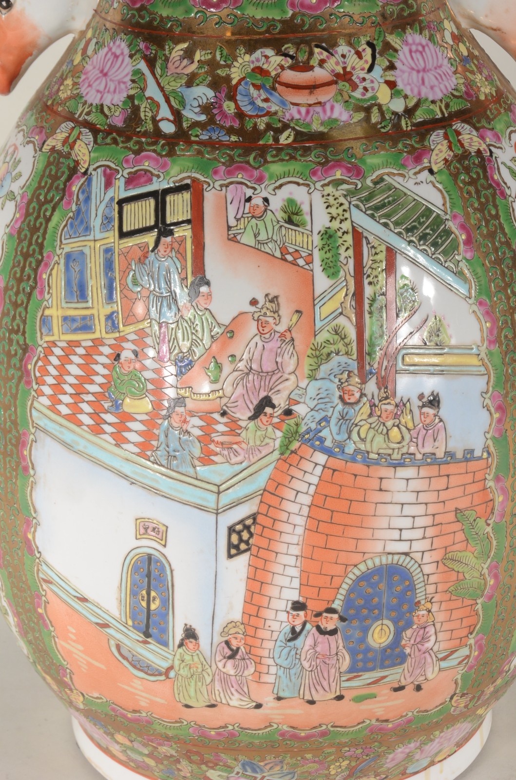 Vaso de porcelana oriental decorado com figuras em policromia, pegas... - foto 2 de 9