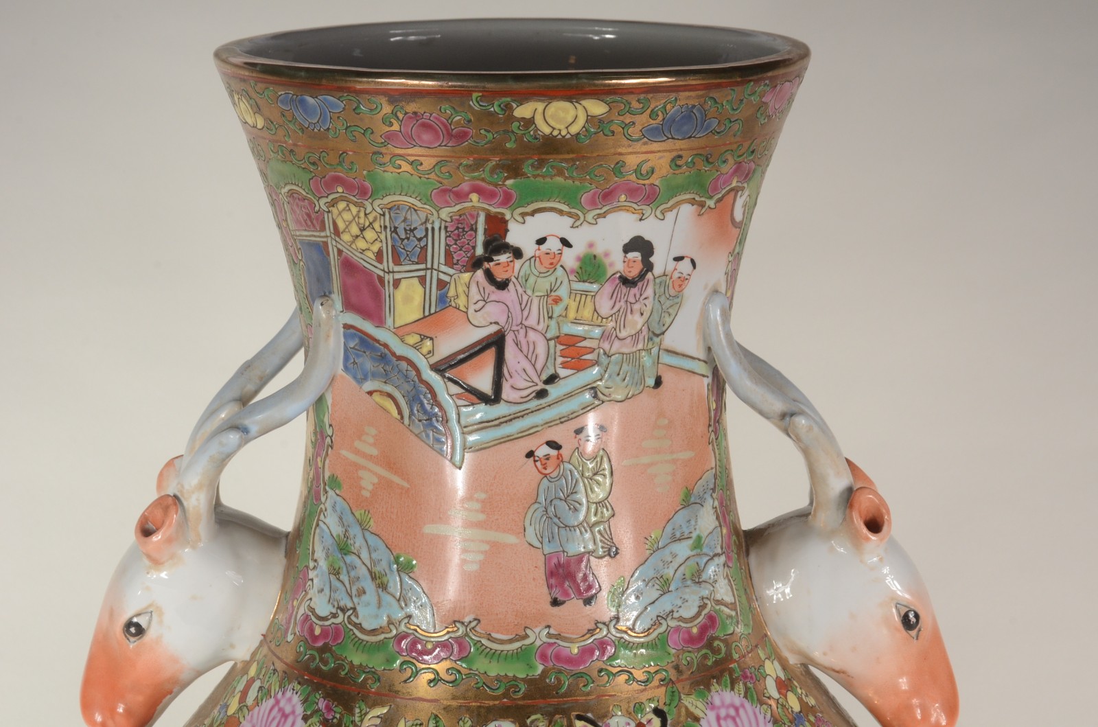 Vaso de porcelana oriental decorado com figuras em policromia, pegas... - foto 3 de 9