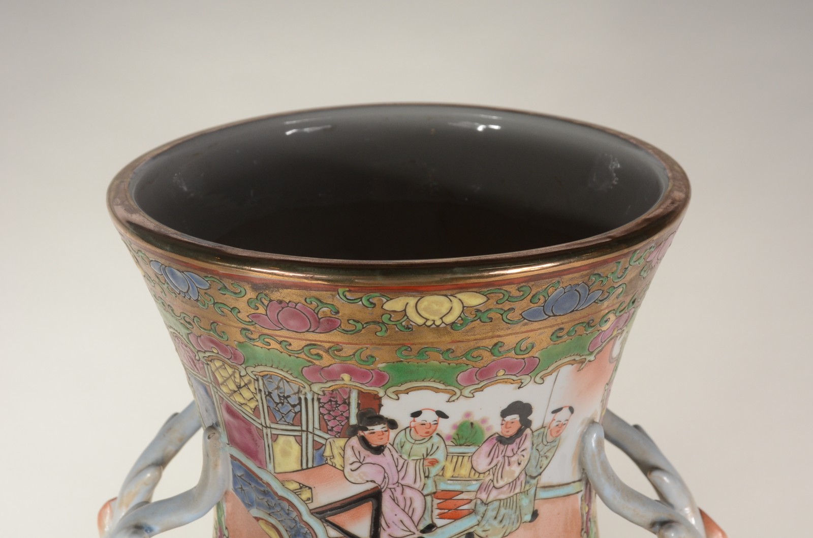 Vaso de porcelana oriental decorado com figuras em policromia, pegas... - foto 4 de 9