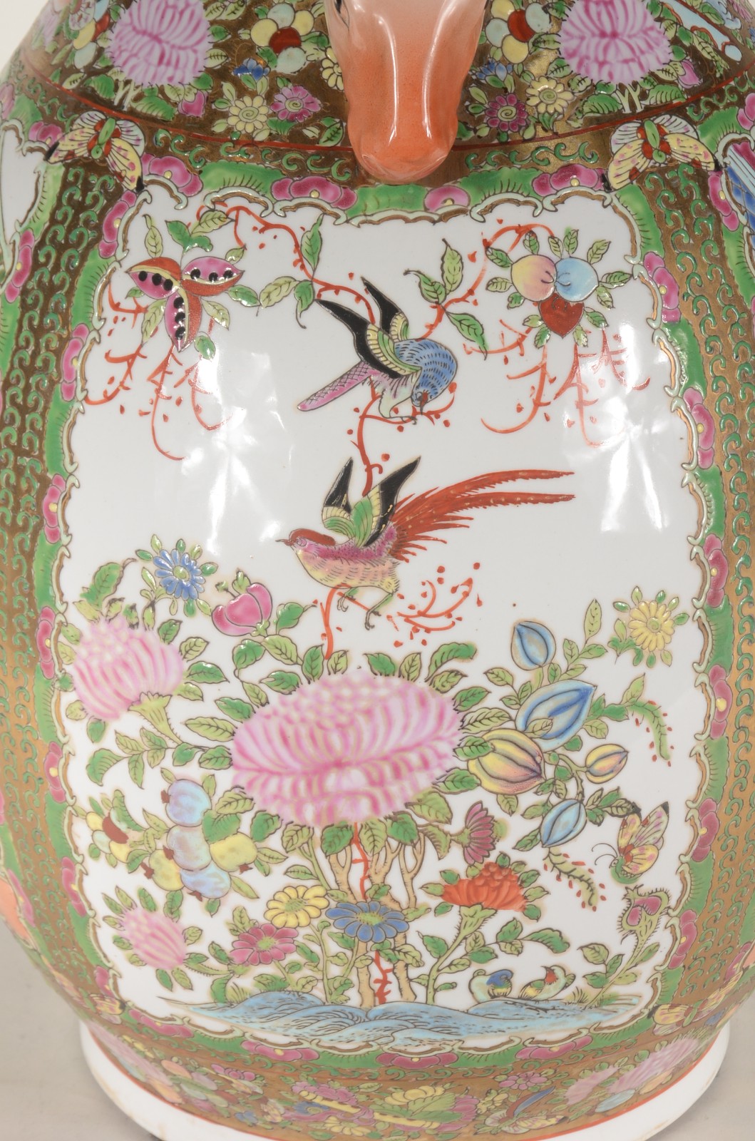 Vaso de porcelana oriental decorado com figuras em policromia, pegas... - foto 6 de 9