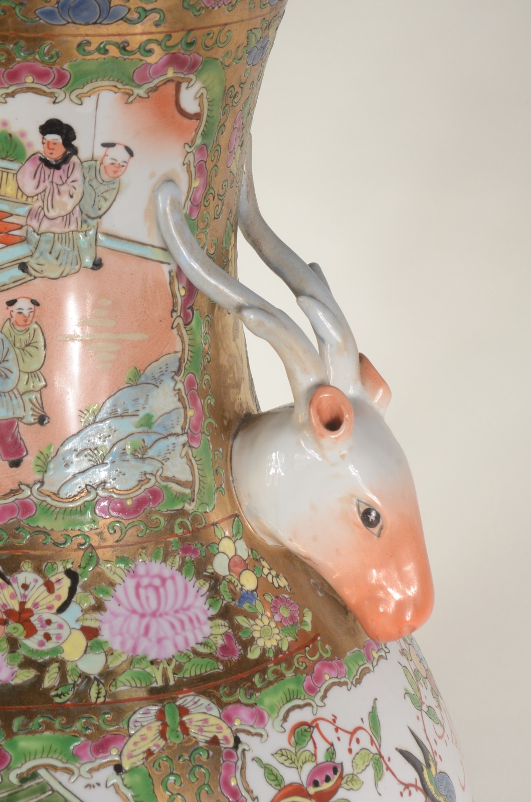 Vaso de porcelana oriental decorado com figuras em policromia, pegas... - foto 7 de 9