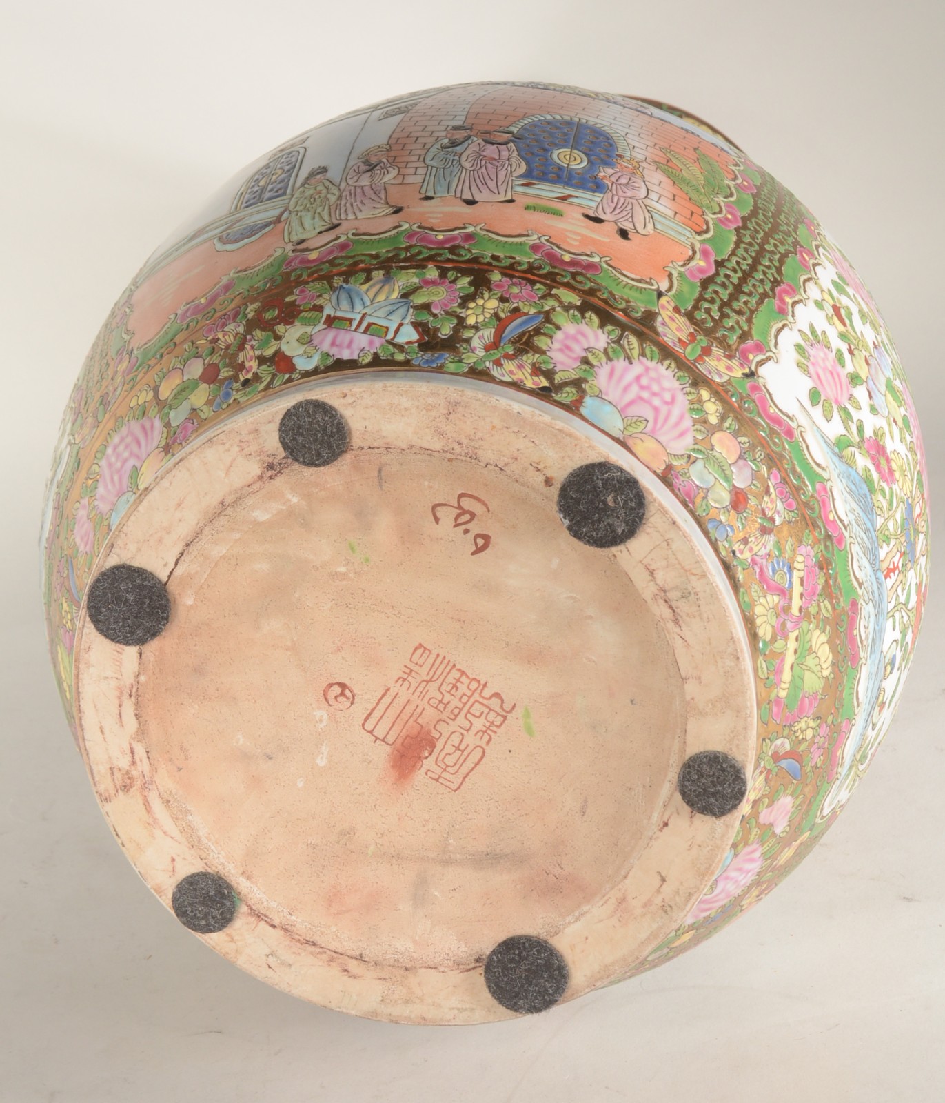 Vaso de porcelana oriental decorado com figuras em policromia, pegas... - foto 8 de 9