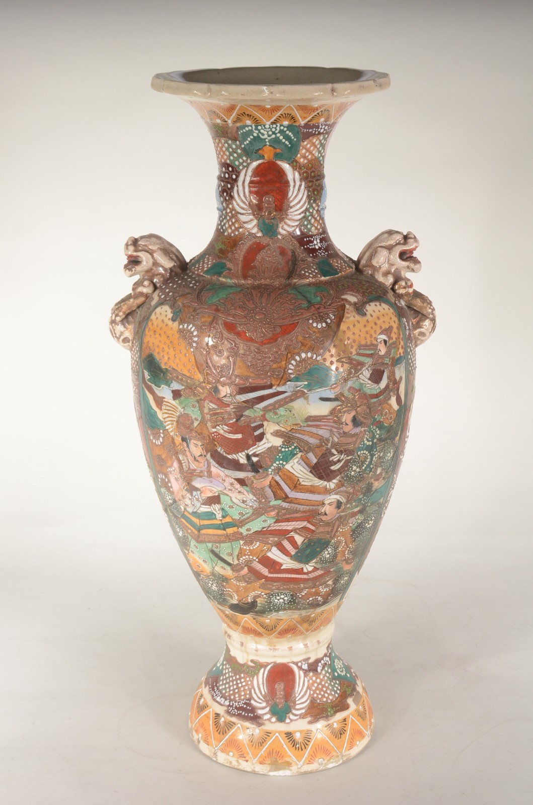 Vaso de faiança oriental Satzuma com figuras de guerreiros e flores... - foto 1 de 11