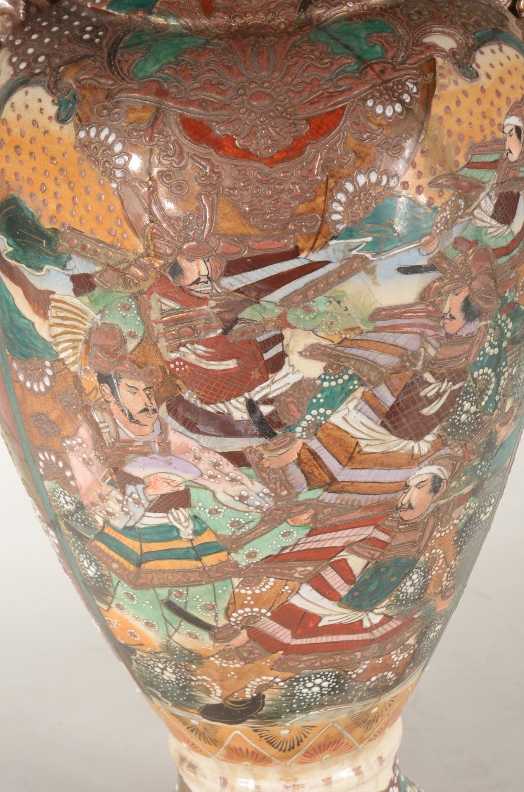 Vaso de faiança oriental Satzuma com figuras de guerreiros e flores... - foto 4 de 11