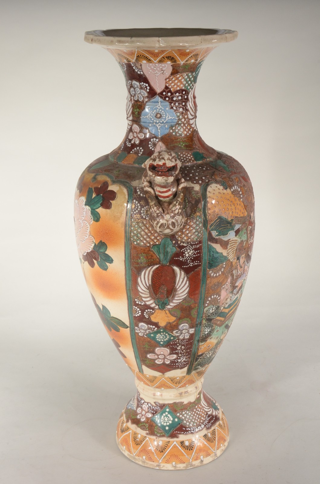 Vaso de faiança oriental Satzuma com figuras de guerreiros e flores... - foto 5 de 11