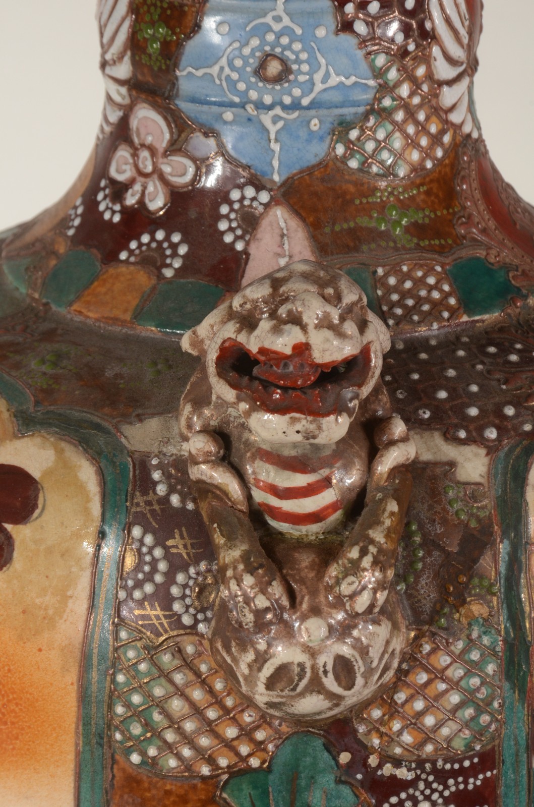Vaso de faiança oriental Satzuma com figuras de guerreiros e flores... - foto 6 de 11
