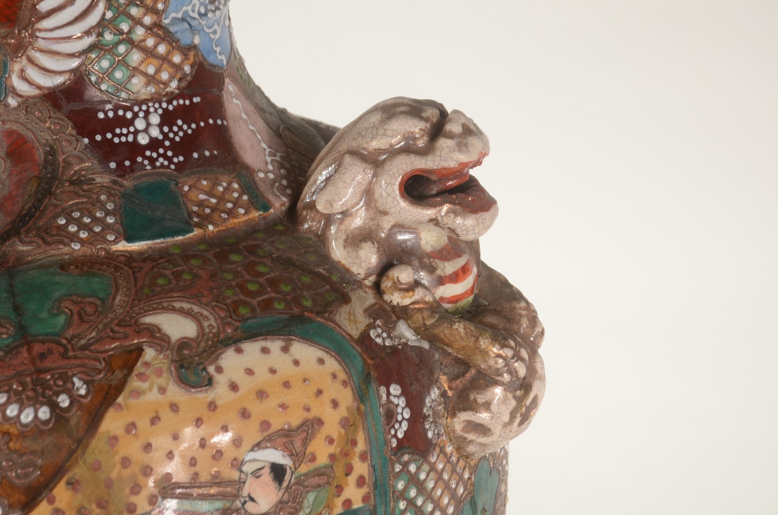 Vaso de faiança oriental Satzuma com figuras de guerreiros e flores... - foto 7 de 11