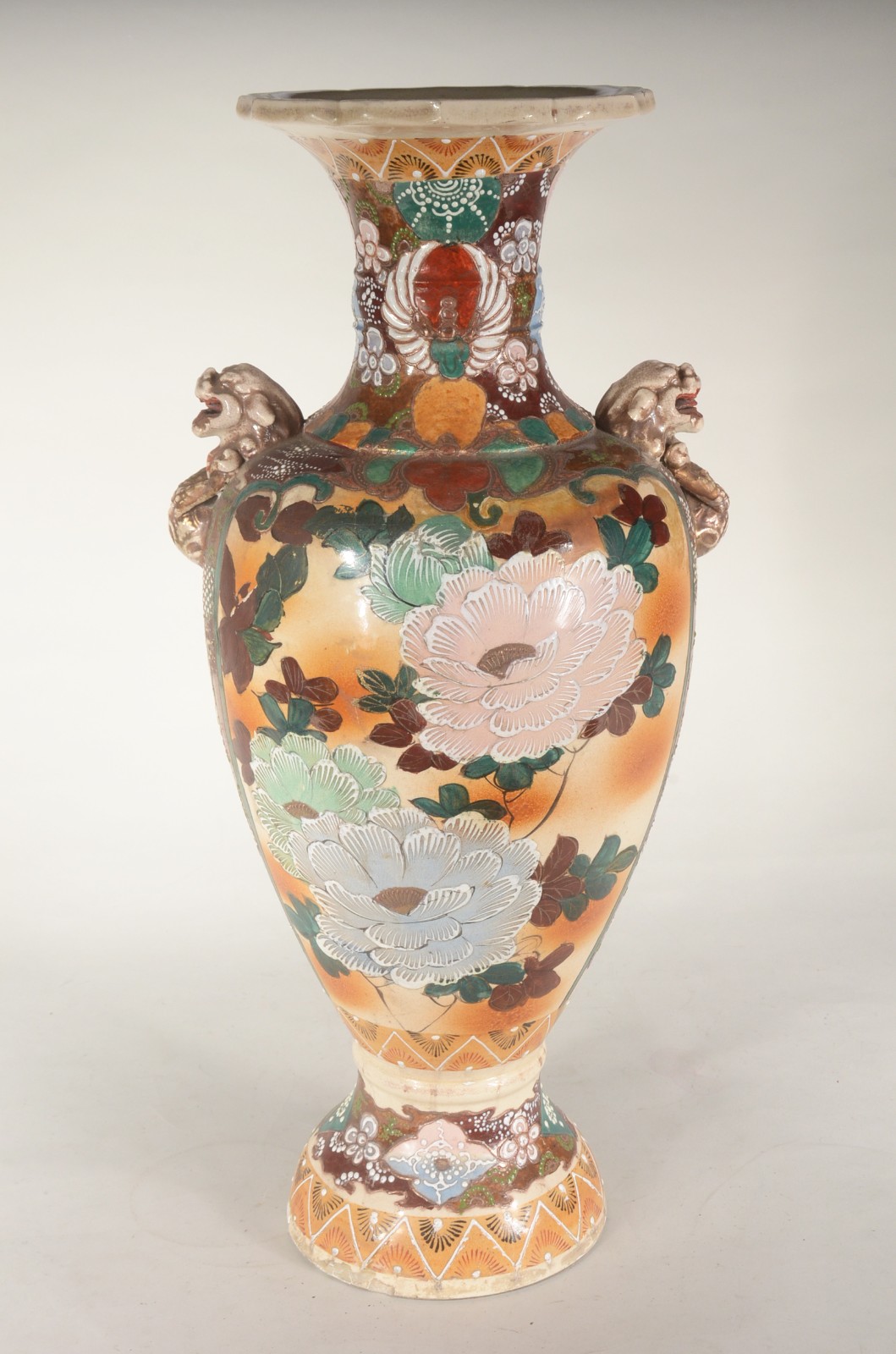 Vaso de faiança oriental Satzuma com figuras de guerreiros e flores... - foto 2 de 11