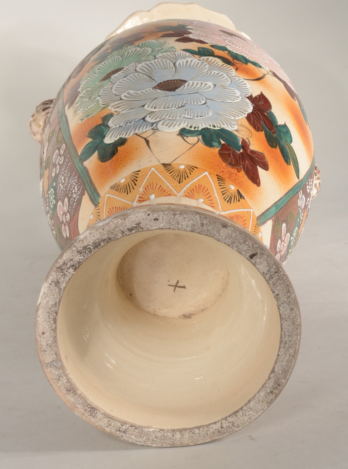 Vaso de faiança oriental Satzuma com figuras de guerreiros e flores... - foto 8 de 11