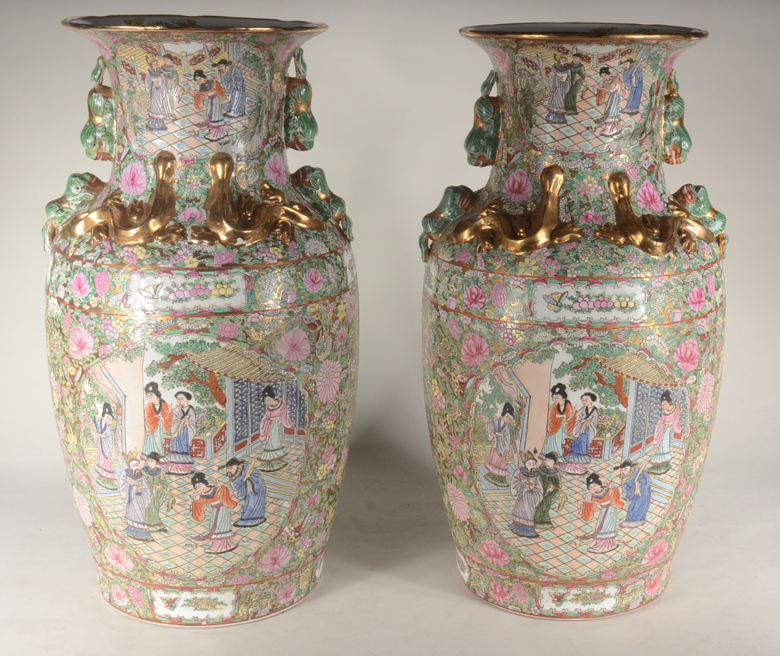Par de vasos de porcelana oriental decorados com figuras de gueixas e... - foto 1 de 11