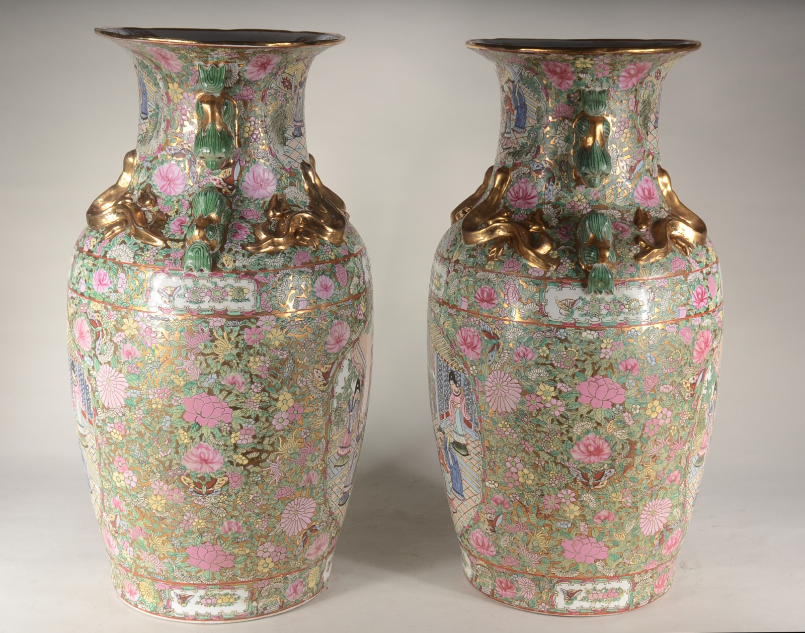 Par de vasos de porcelana oriental decorados com figuras de gueixas e... - foto 3 de 11