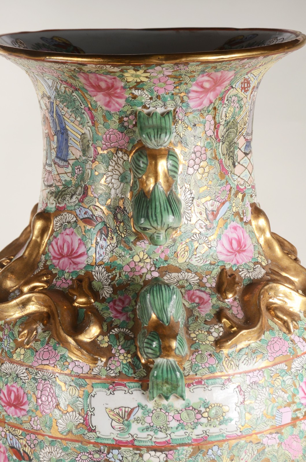Par de vasos de porcelana oriental decorados com figuras de gueixas e... - foto 4 de 11