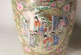 Par de vasos de porcelana oriental decorados co... - Par de vasos de porcelana oriental decorados com figuras de gueixas e sábios em policromia, realces dourados, pegas na forma de cães de Fó. Um d...