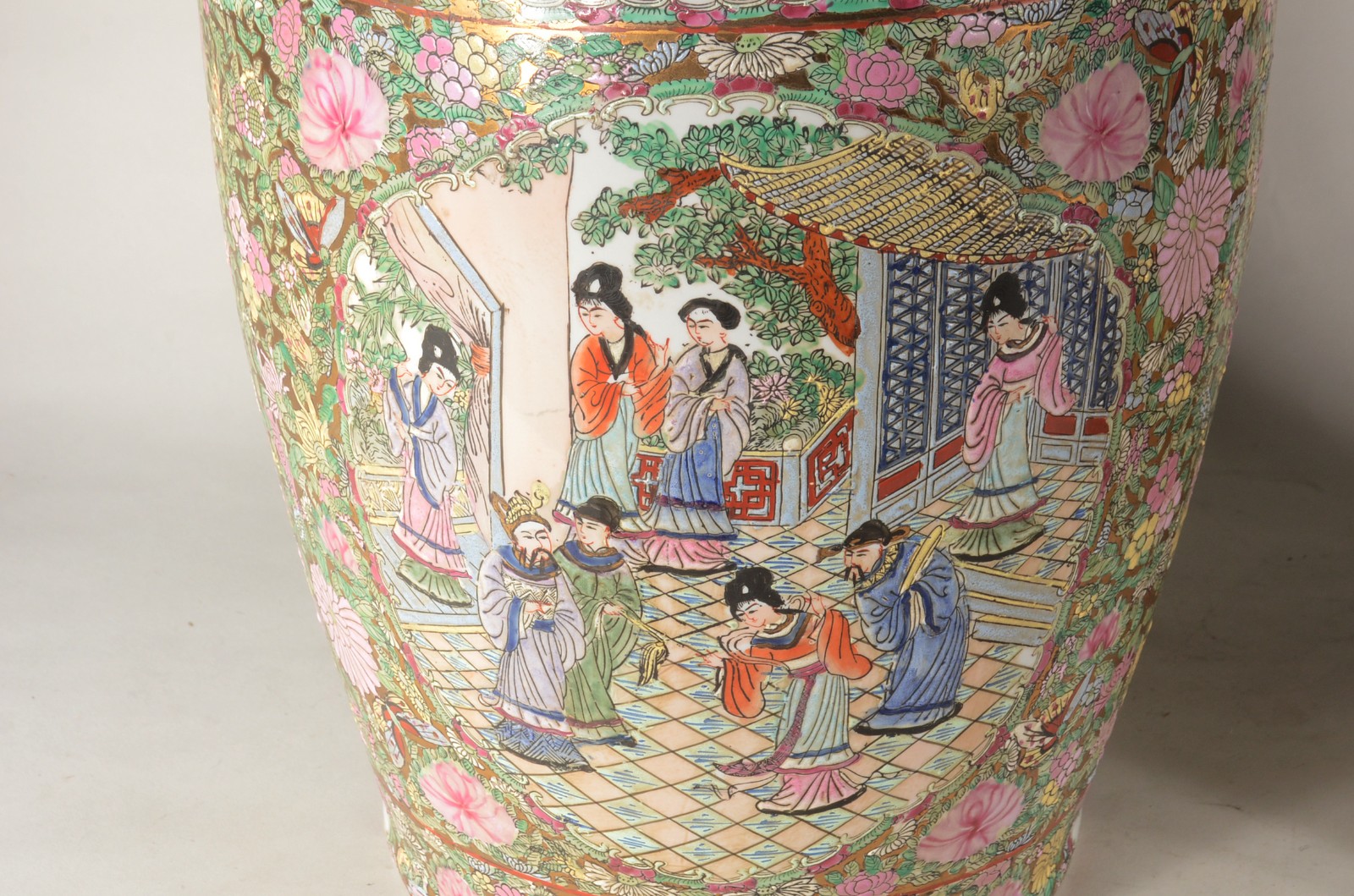 Par de vasos de porcelana oriental decorados com figuras de gueixas e... - foto 2 de 11