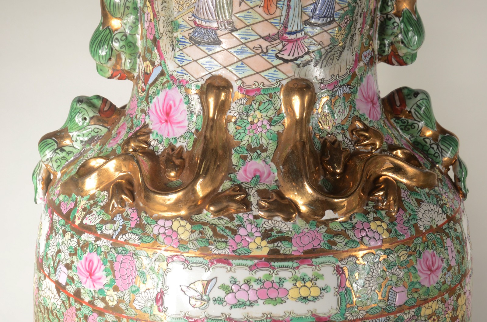 Par de vasos de porcelana oriental decorados com figuras de gueixas e... - foto 5 de 11