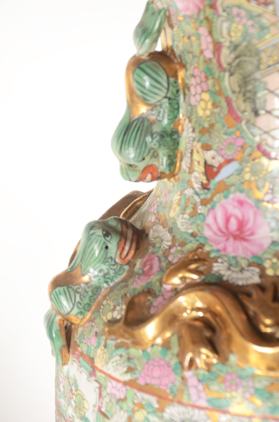 Par de vasos de porcelana oriental decorados com figuras de gueixas e... - foto 6 de 11