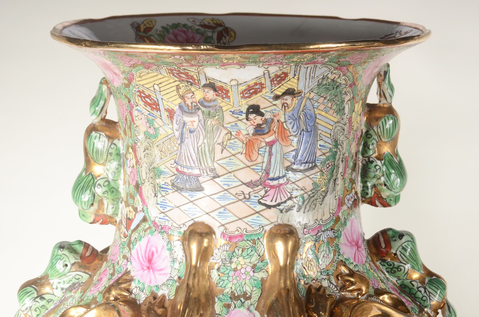 Par de vasos de porcelana oriental decorados com figuras de gueixas e... - foto 7 de 11