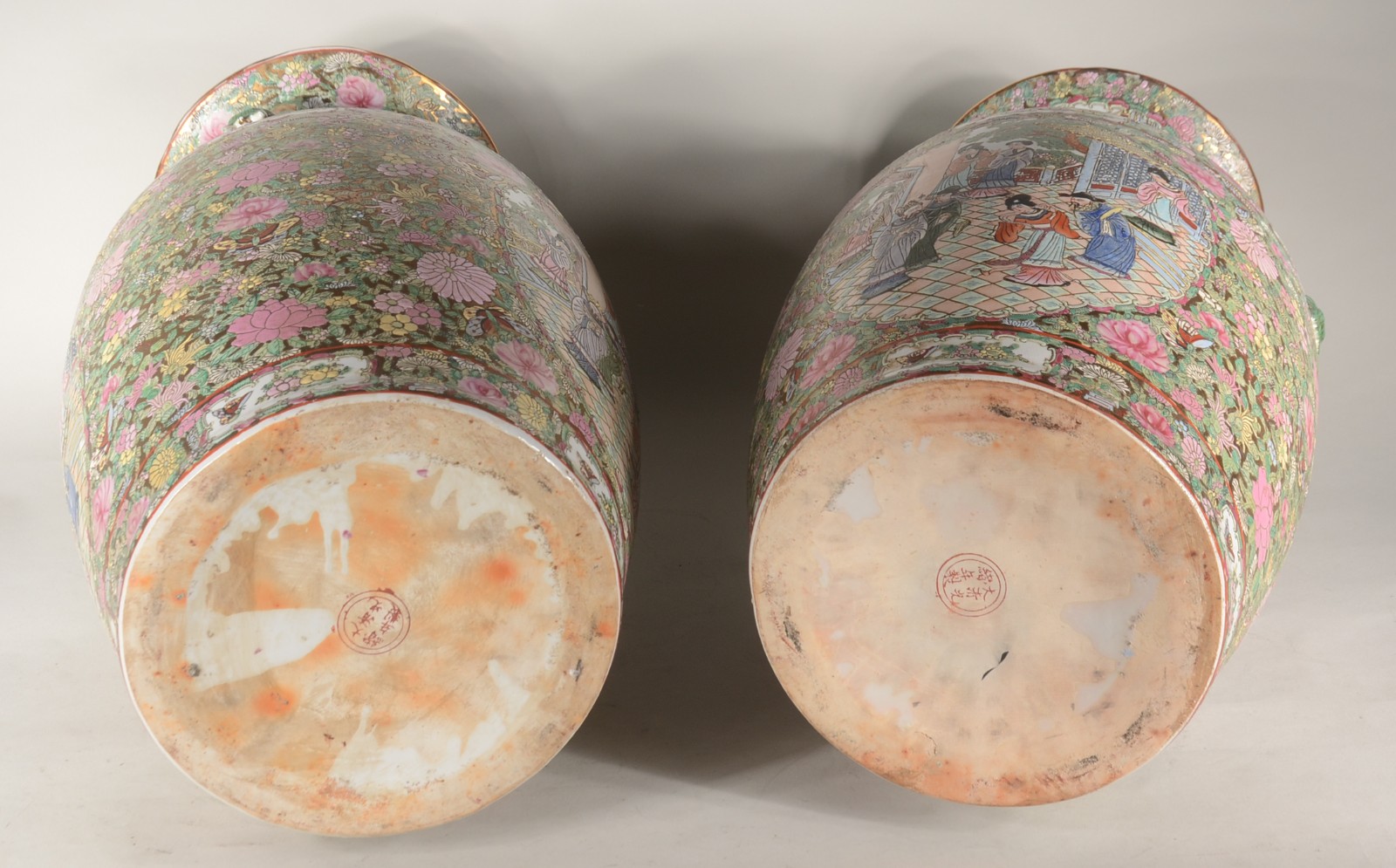 Par de vasos de porcelana oriental decorados com figuras de gueixas e... - foto 8 de 11