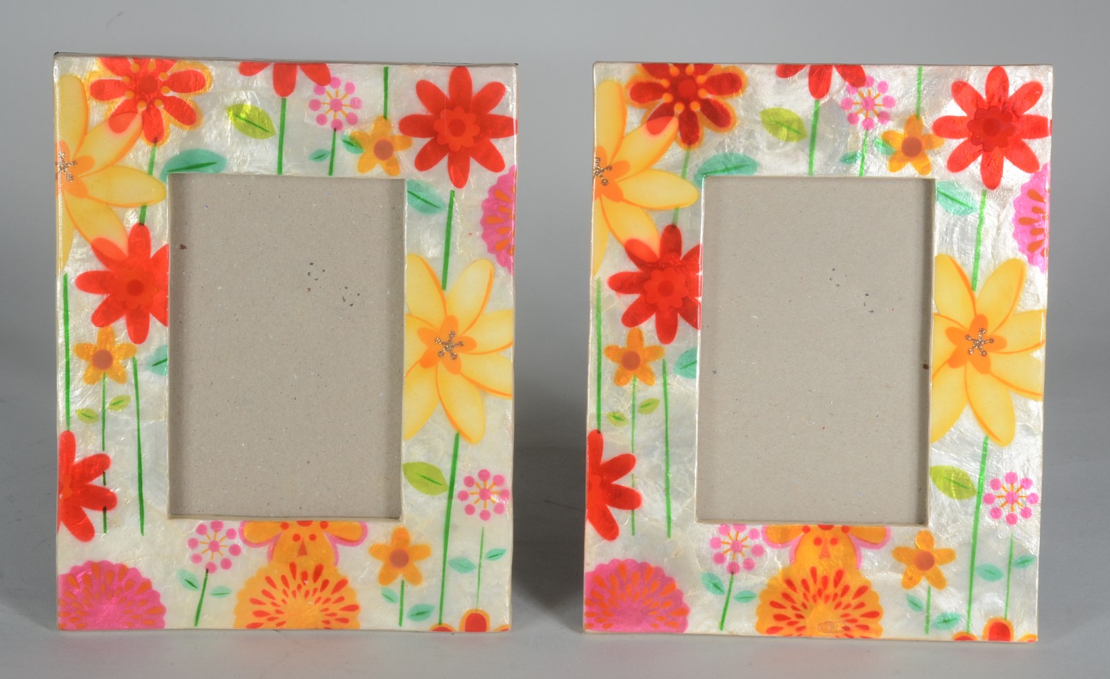 Par de porta retratos, moldura com detalhes com flores em policromia... - foto 1 de 3