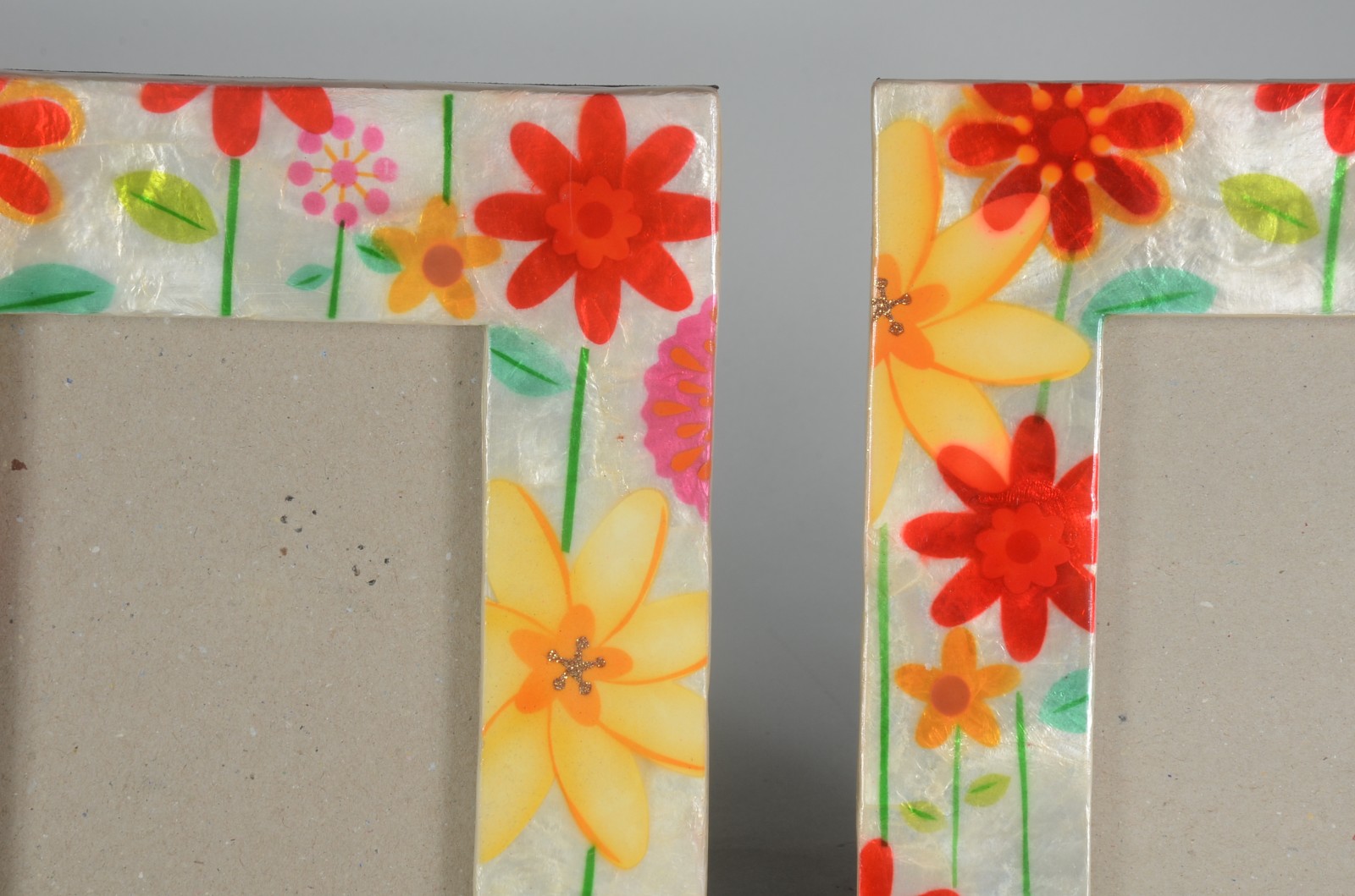 Par de porta retratos, moldura com detalhes com flores em policromia... - foto 2 de 3