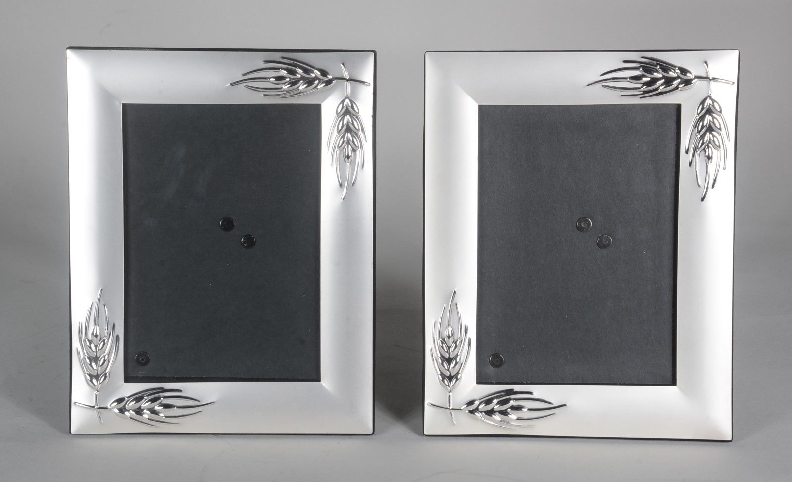Dois porta retratos com molduras de metal, detalhes com ramos de... - foto 1 de 3