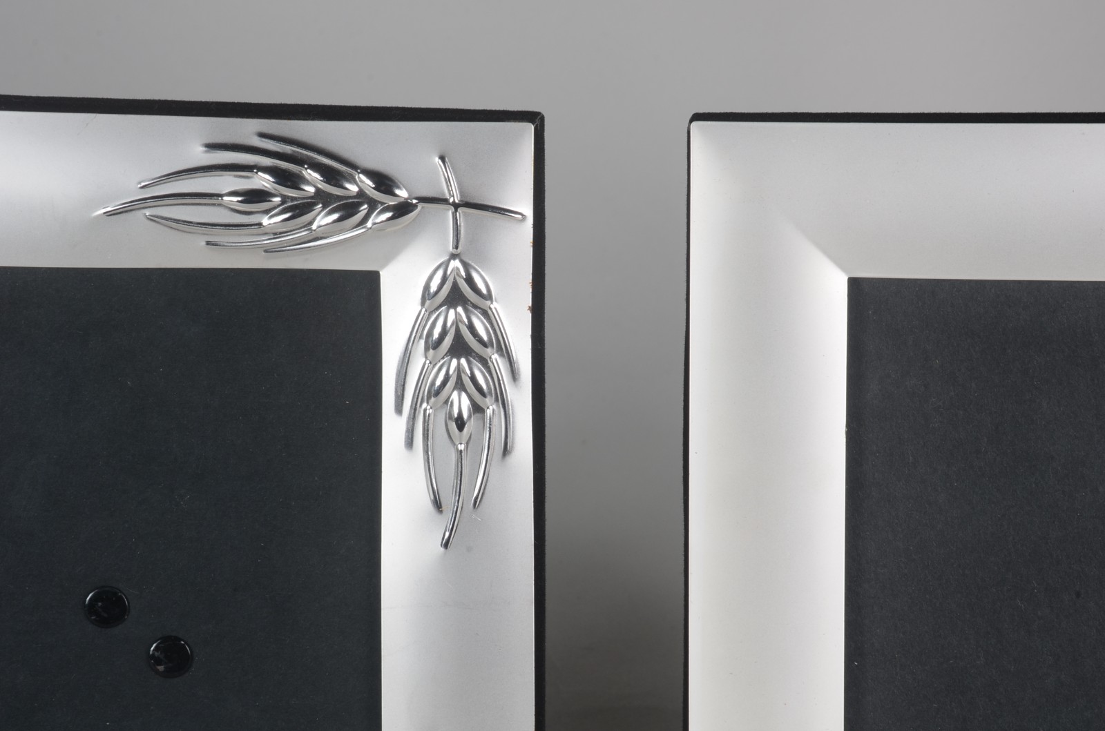 Dois porta retratos com molduras de metal, detalhes com ramos de... - foto 2 de 3