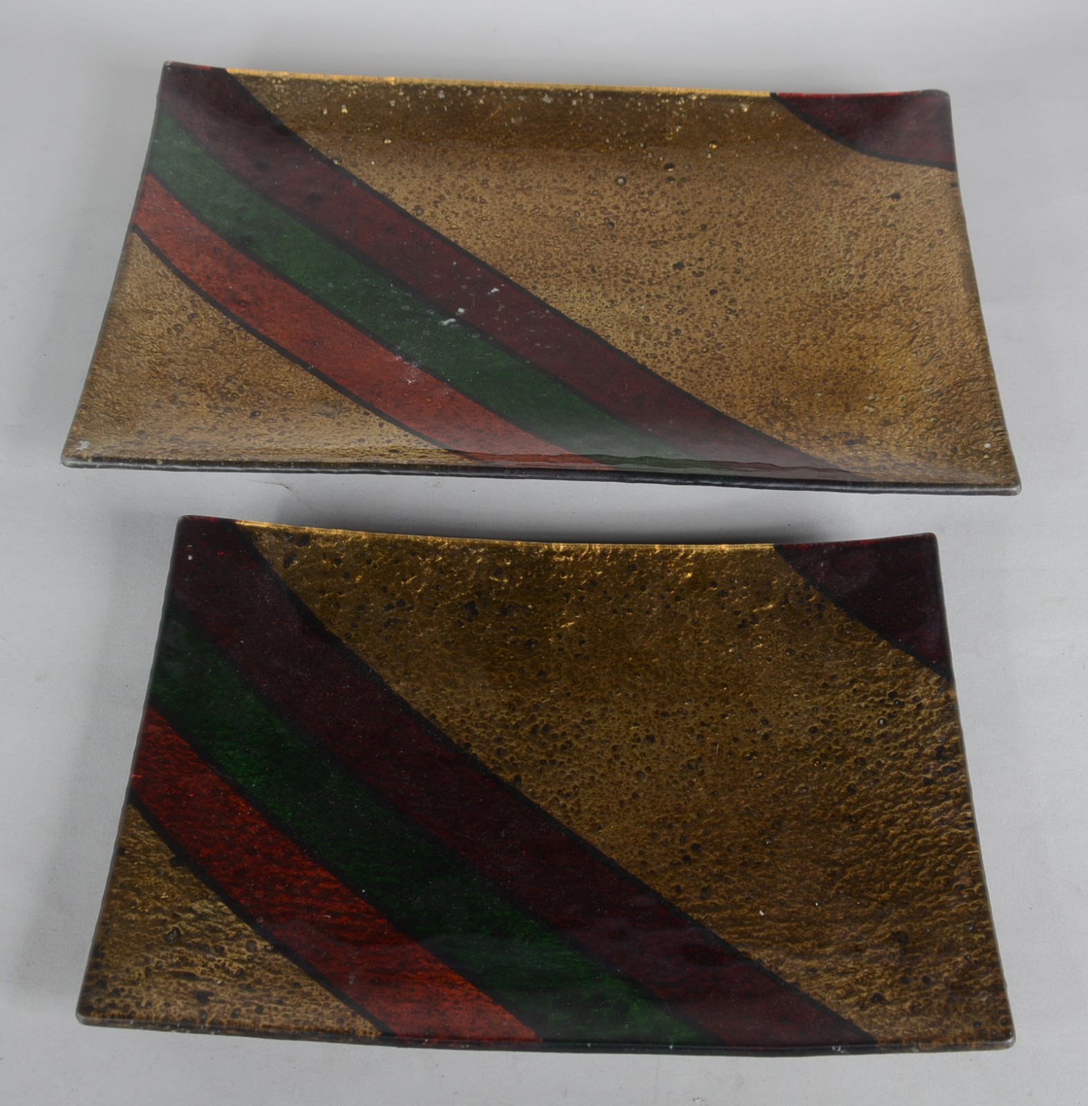 Dois pratos/centros de mesa de vidro colorido. - foto 1 de 4