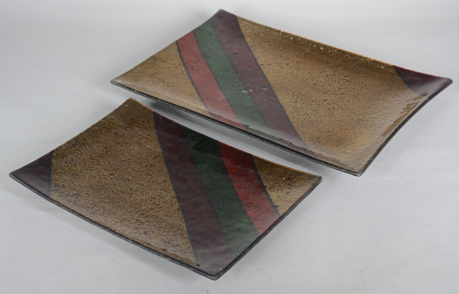 Dois pratos/centros de mesa de vidro colorido. - foto 2 de 4