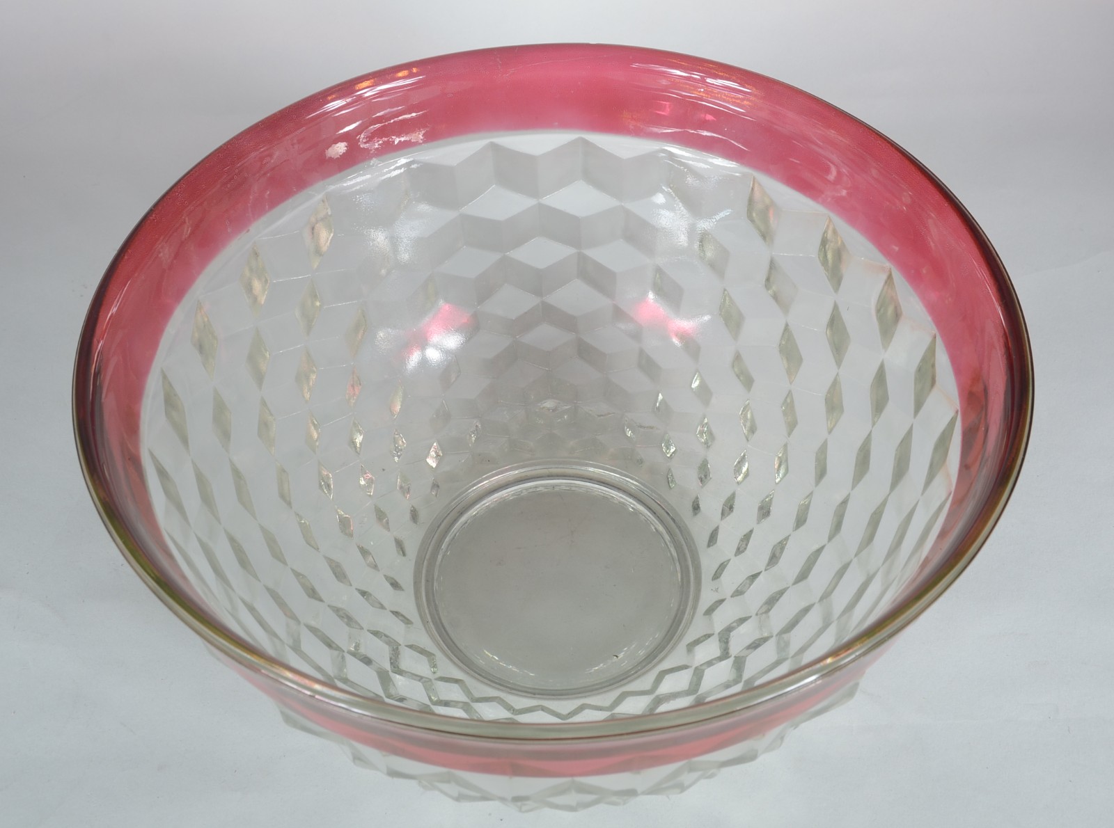 Centro de mesa de vidro decorativo, borda vermelha. Com pequeno... - foto 2 de 5