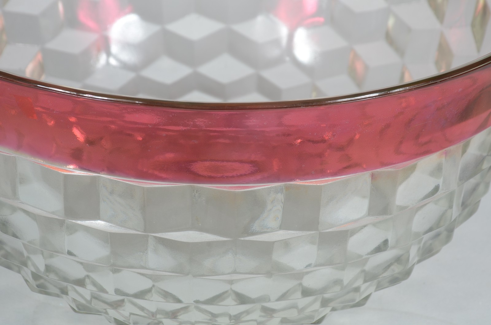 Centro de mesa de vidro decorativo, borda vermelha. Com pequeno... - foto 4 de 5