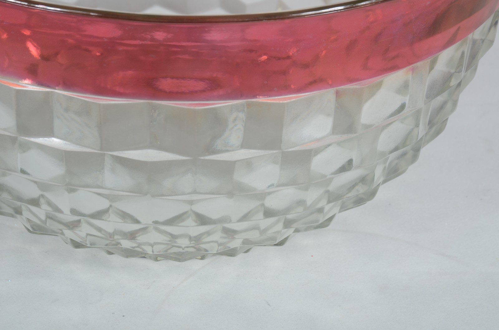 Centro de mesa de vidro decorativo, borda vermelha. Com pequeno... - foto 5 de 5