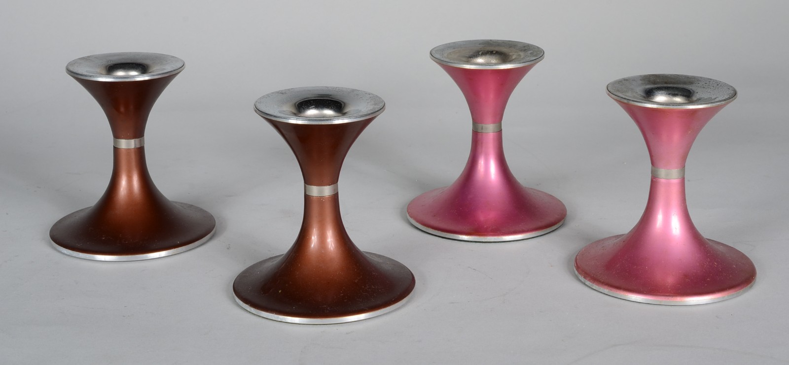 Conjunto com tres pares de castiçais dinamarqueses de metal com... - foto 2 de 6