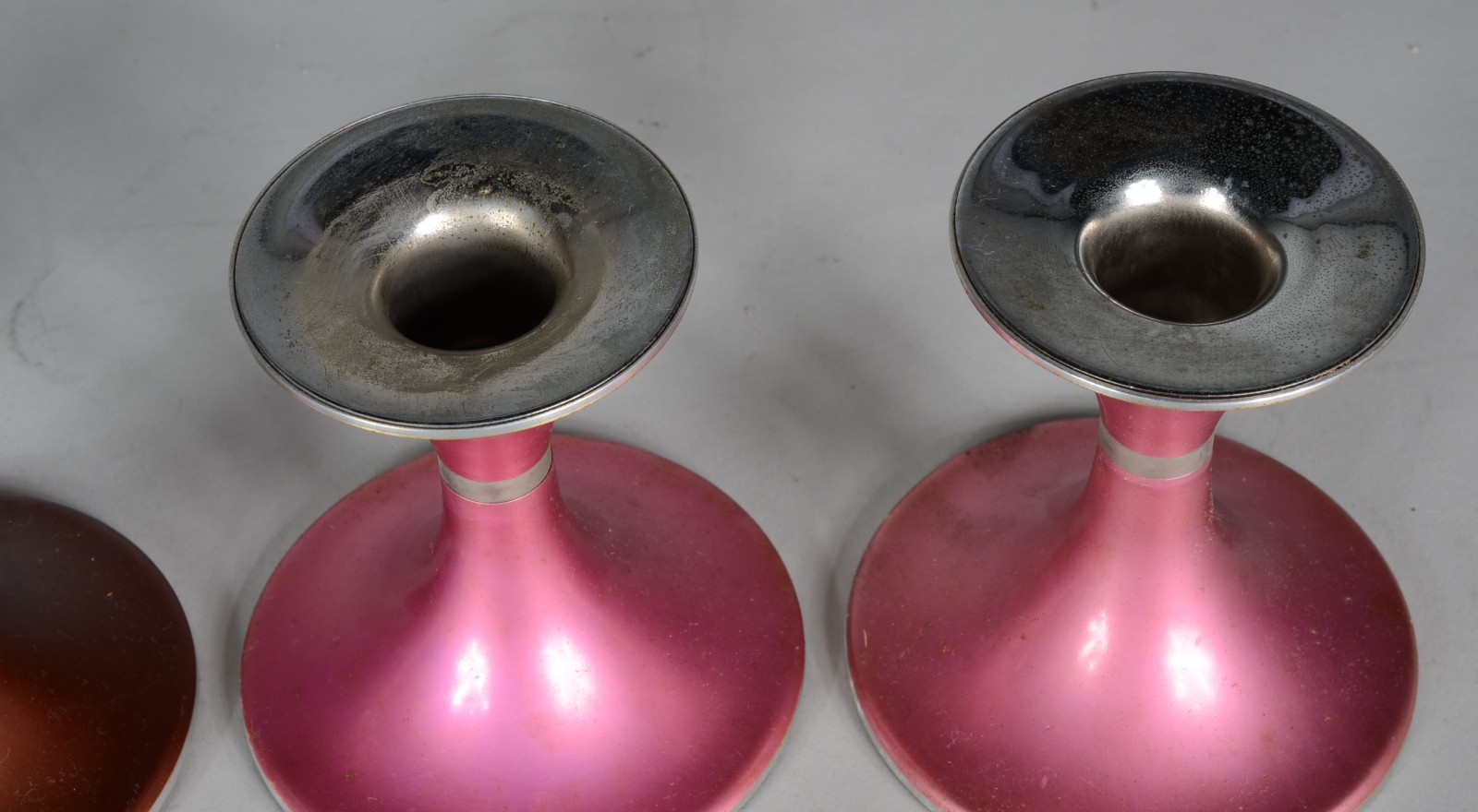 Conjunto com tres pares de castiçais dinamarqueses de metal com... - foto 3 de 6
