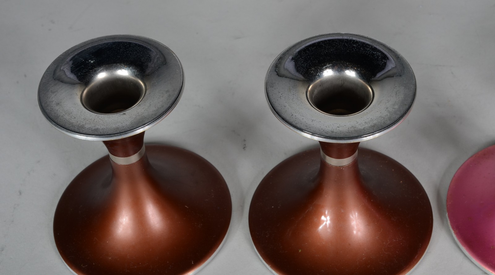 Conjunto com tres pares de castiçais dinamarqueses de metal com... - foto 4 de 6