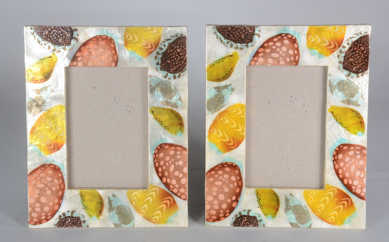 Par de porta retratos, moldura com detalhes de "frutas" sobre fundo... - foto 1 de 2