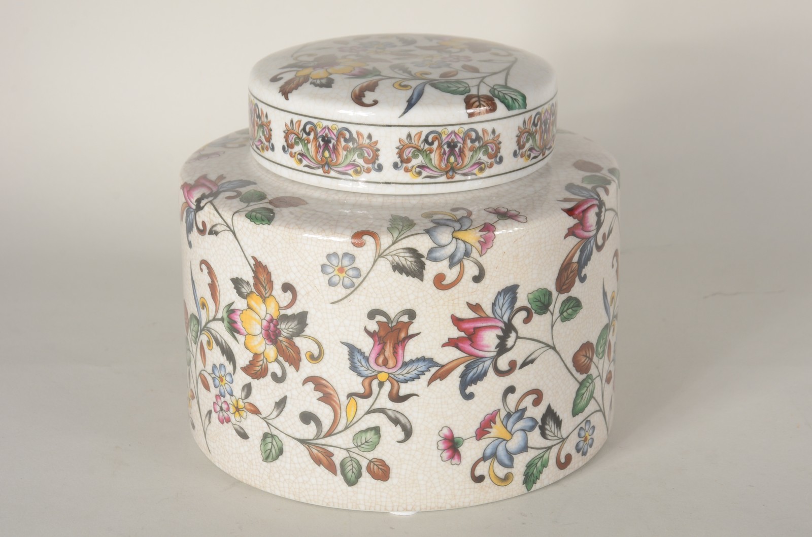Potiche de porcelana decorado com flores em policromia sobre fundo... - foto 2 de 6