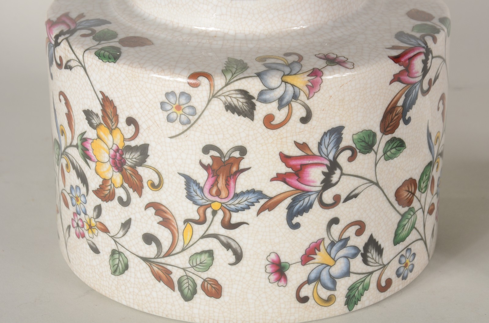 Potiche de porcelana decorado com flores em policromia sobre fundo... - foto 3 de 6