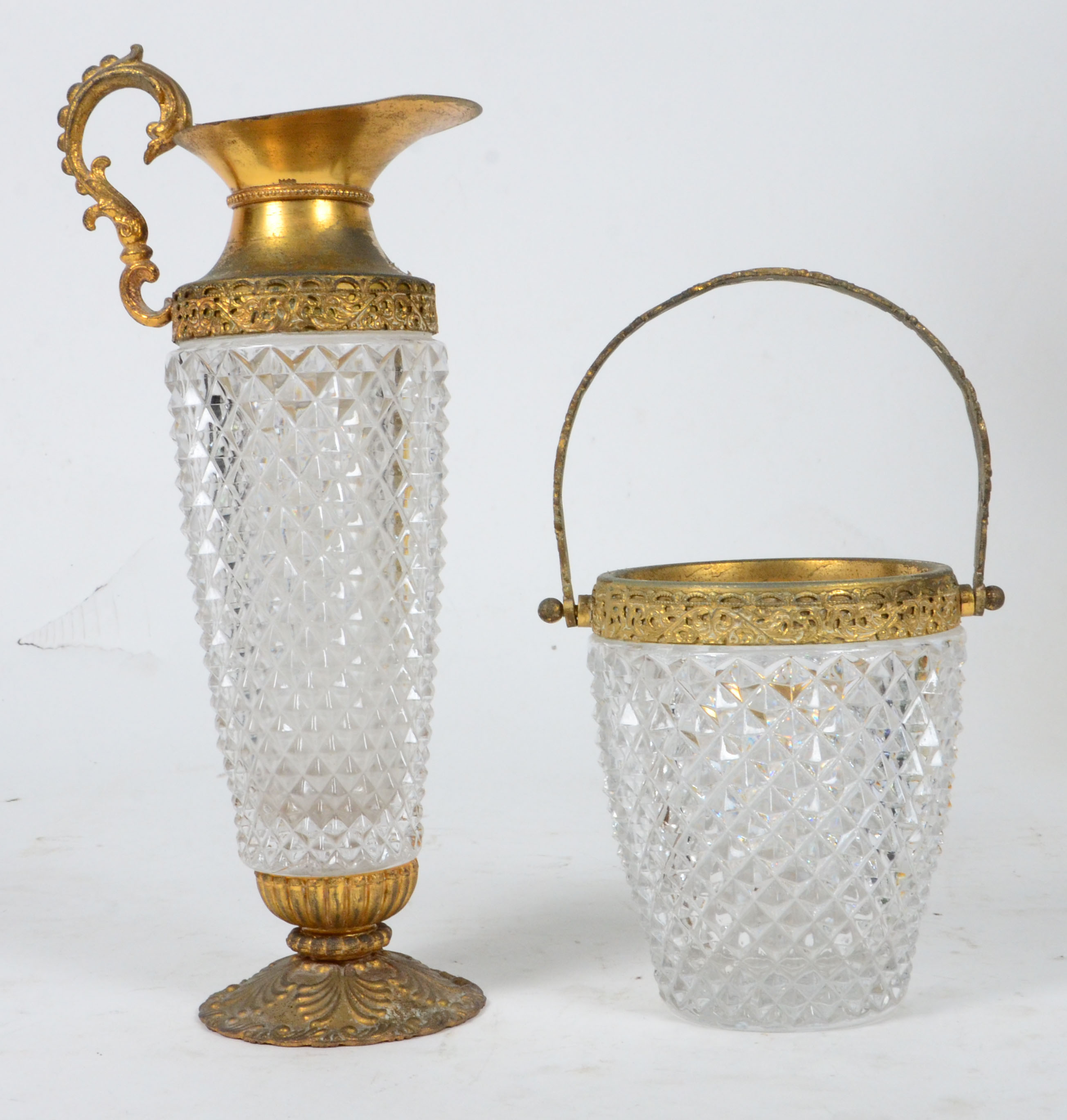 Duas peças de cristal decoração bico de jaca e dourado sendo: jarra e... - foto 1 de 2