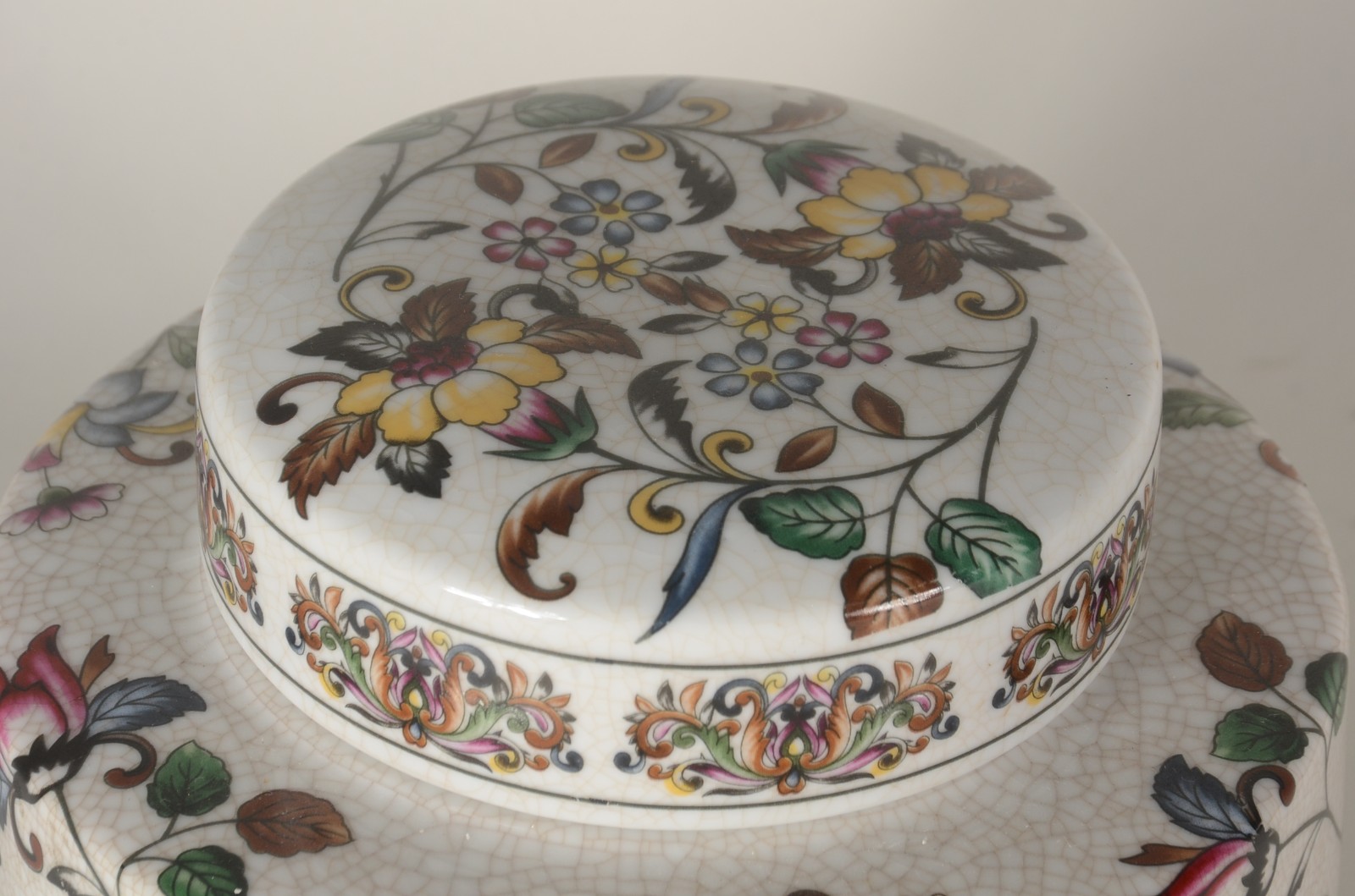 Potiche de porcelana decorado com flores em policromia sobre fundo... - foto 4 de 6