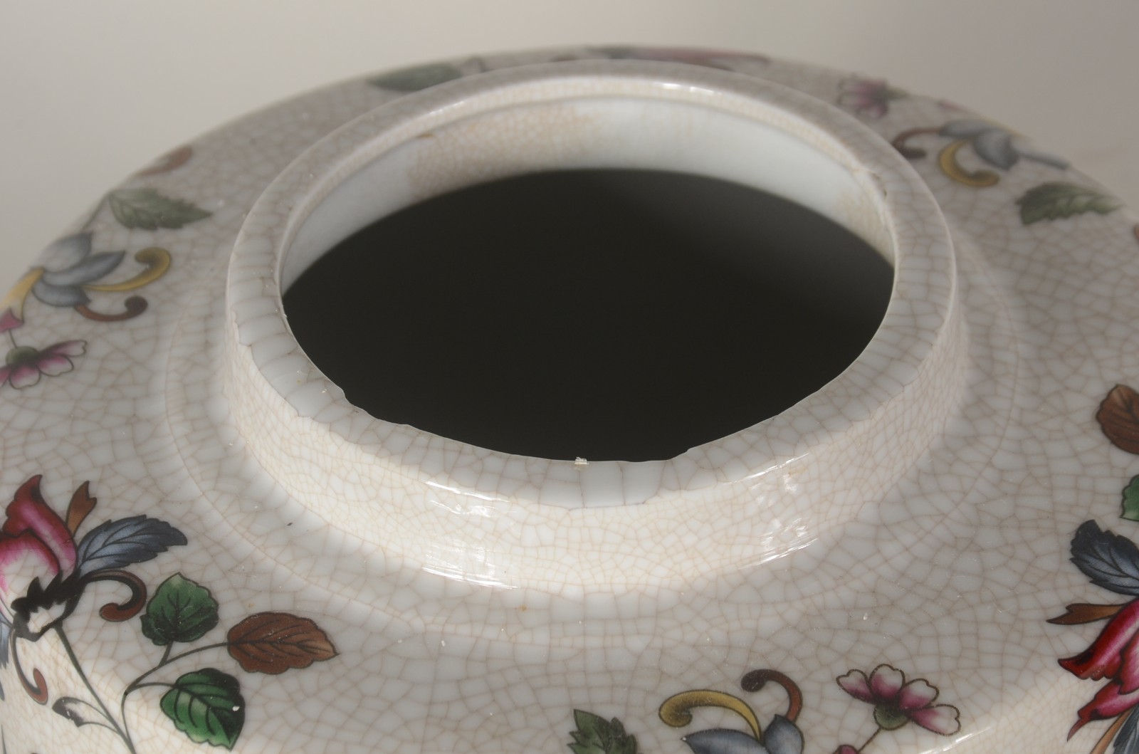 Potiche de porcelana decorado com flores em policromia sobre fundo... - foto 5 de 6